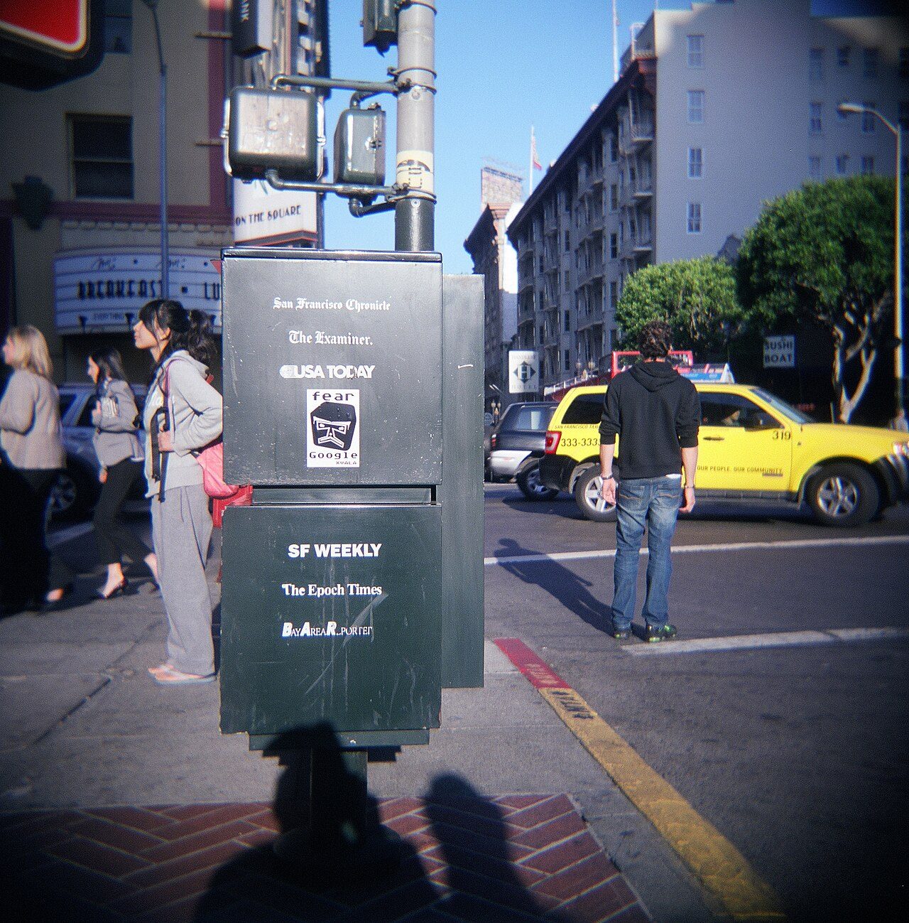 Stickers de arte post-Internet sobre expendedoras de periódicos en San Francisco, 2011