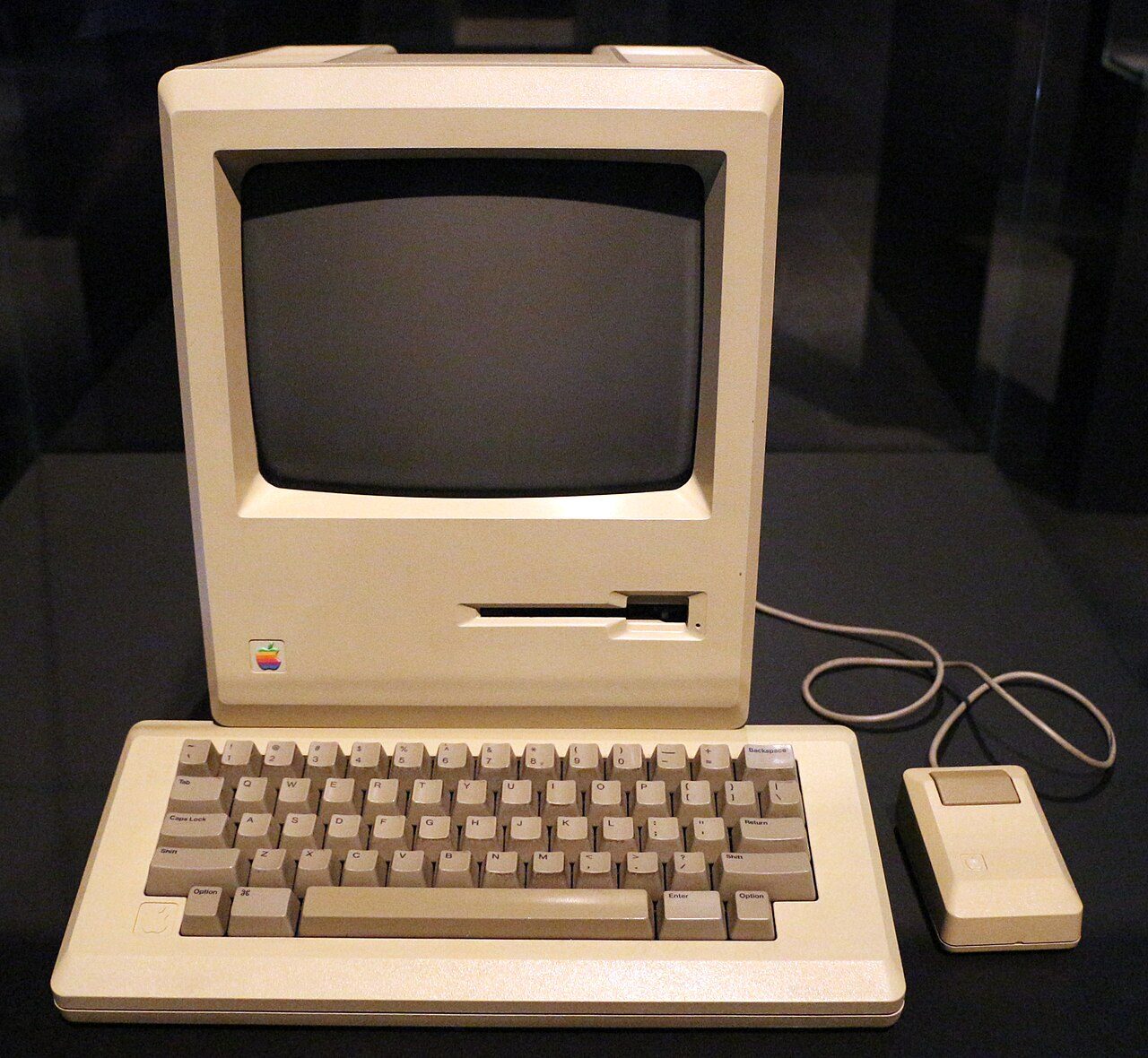 Computadora Apple Macintosh 128K de 1984 con su teclado y ratón